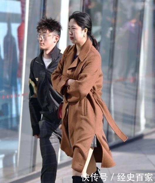 蓝色|街拍:身材高挑的美女,一条蓝色的连衣裙,唯美气质好身姿