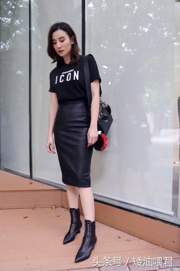 宋佳睡醒了吗？西装里还夹着一张被单就出席活动，丢脸丢大发了！