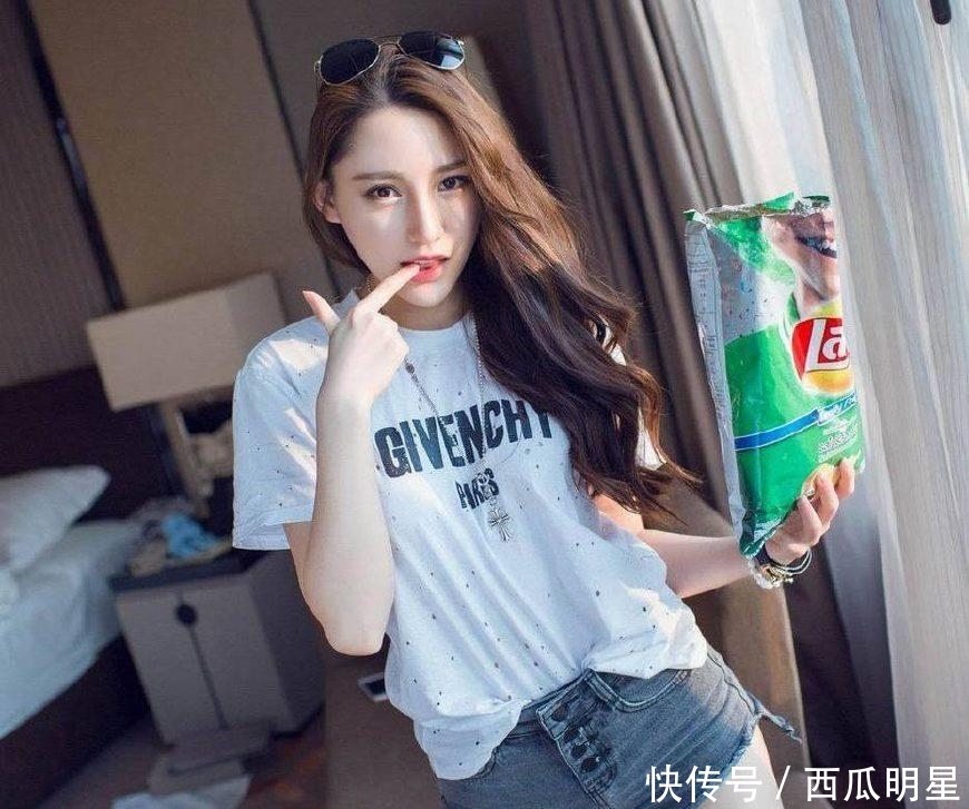 #美女#清爽活力的牛仔裤美女, 秀出独特的自我, 一眼就出挑!