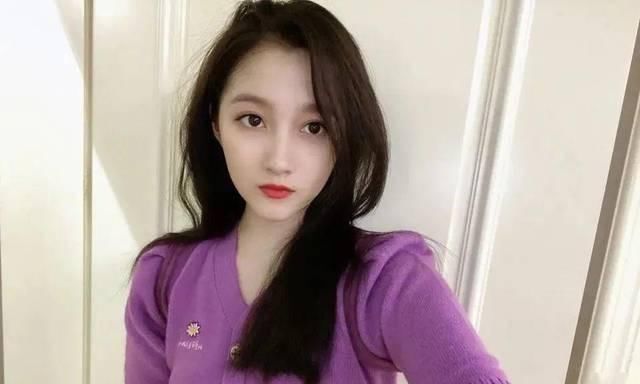  「看起来就」关晓彤瘦脱相还开美颜？紫色毛衣穿的再嫩，看着也觉得僵硬！