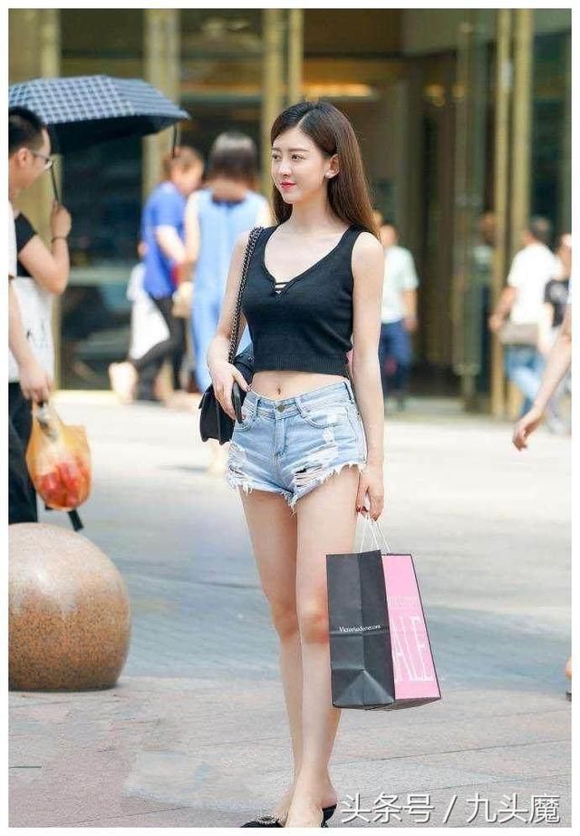 清凉一夏:街拍美女嫩白可爱、娇气,各位看官别看的太富有想象力