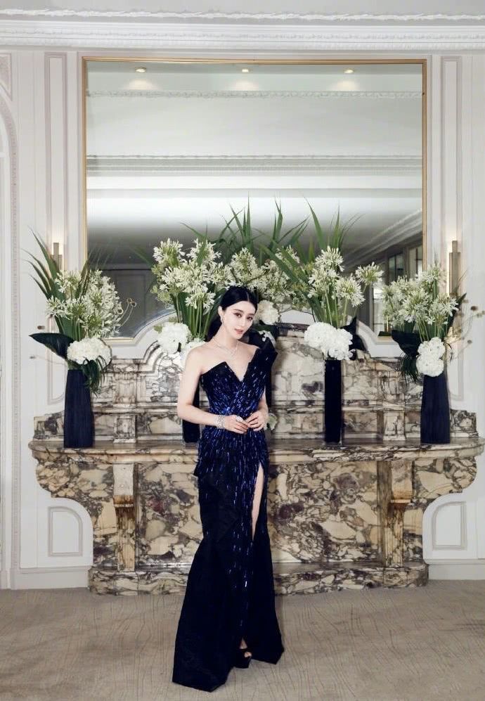 范冰冰穿上紧身裙优雅大方，身材真好，难怪李晨会选你！