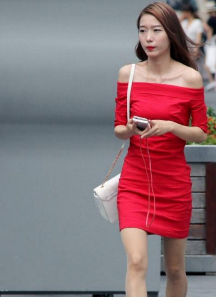 街拍：姑娘典型的网红长相，瓜子脸太好看了，看起来很养眼！