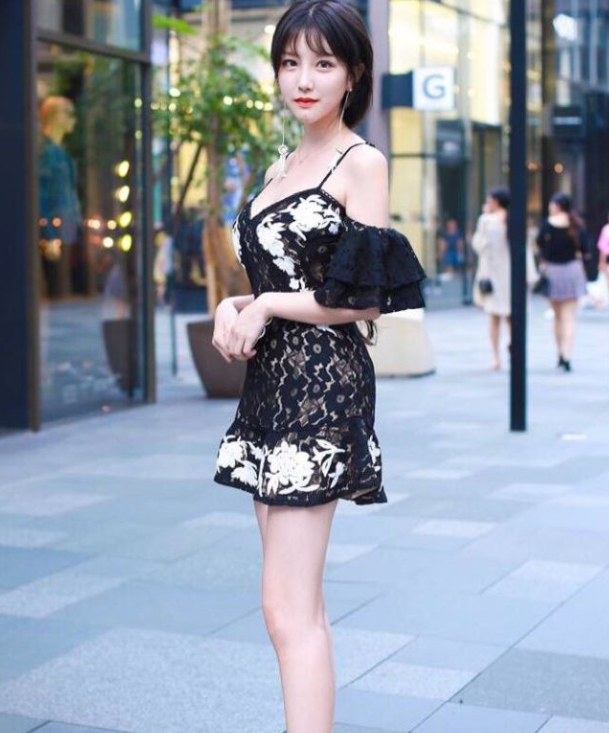 穿衣大胆的紧身裙小姐姐，绽放女神气质，美得不可方物！