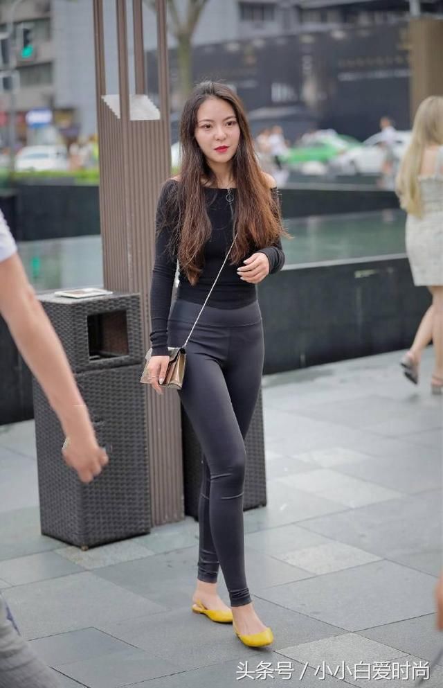 小姐姐穿弹力紧身裤勾勒出翘臀，这身材太让人羡慕了！