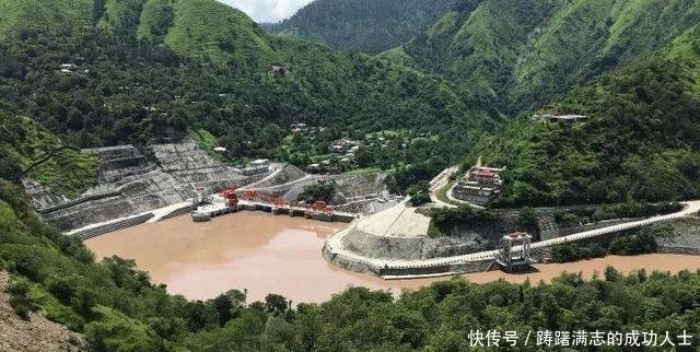  『我国』巴铁遭遇困难，我国派出2万人连夜驰援，日韩羡慕不已：太疯狂了