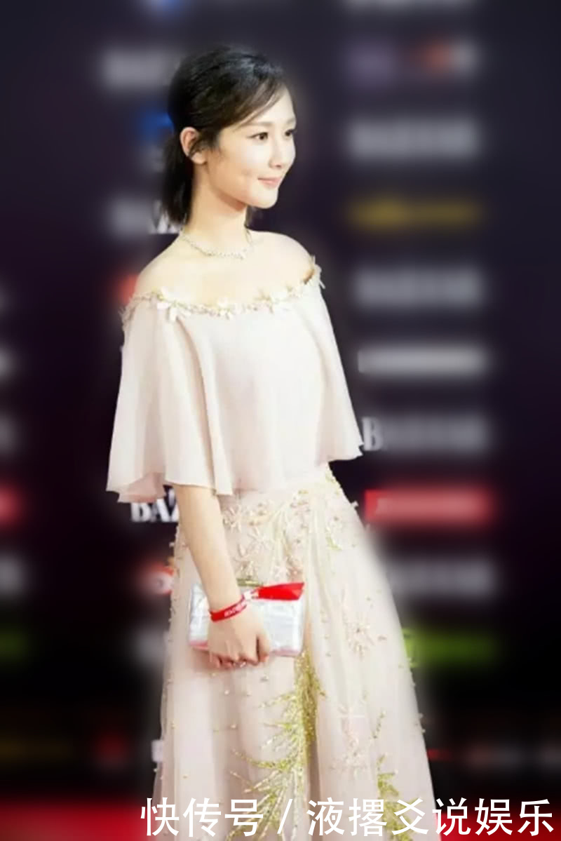 杨紫出席活动，身穿粉色礼服，尽显纤细身材，时尚感满满