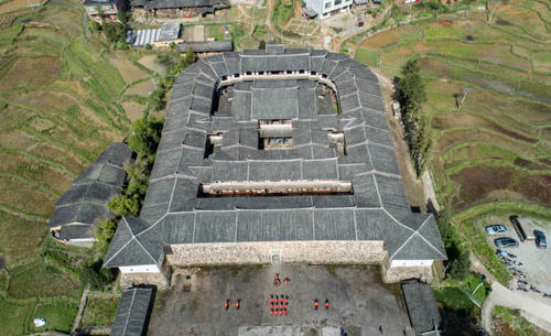福建深山藏着神秘城堡，漂浮沼泽上百年之久，无人居住却没蜘蛛网