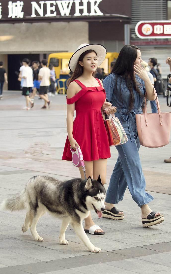 街拍:肤白貌美的职业装小姐姐,看上去很有更觉,你会喜欢吗?