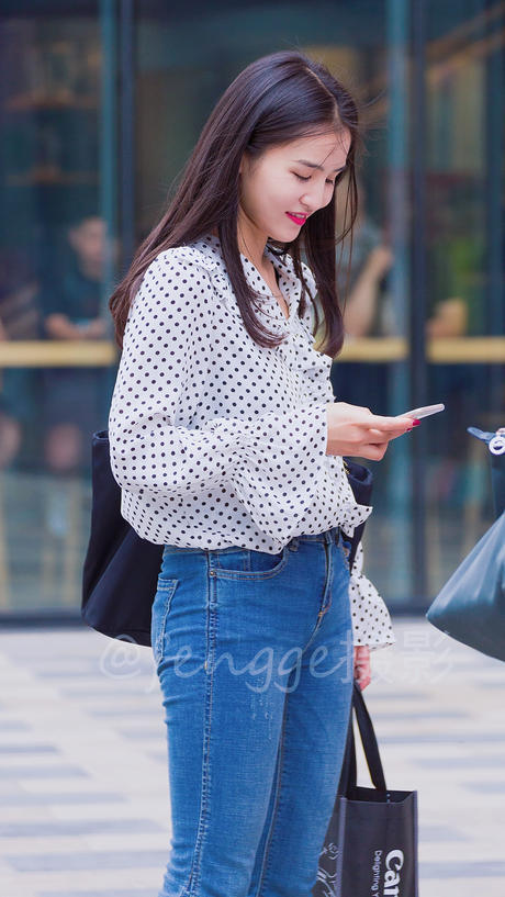 街拍：女生爱穿紧身牛仔裤，其实是看中它的塑身功能