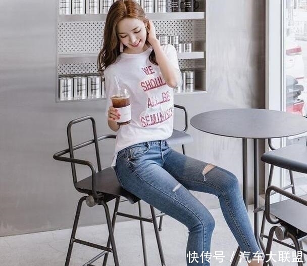 『美女』青春气息的牛仔裤美女, 秀出完美大长腿, 显得很有活力!