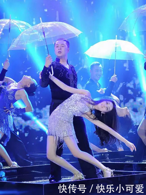 韩国第一美女,林允儿pk中国迪丽热巴，银色连衣裙太性感了!