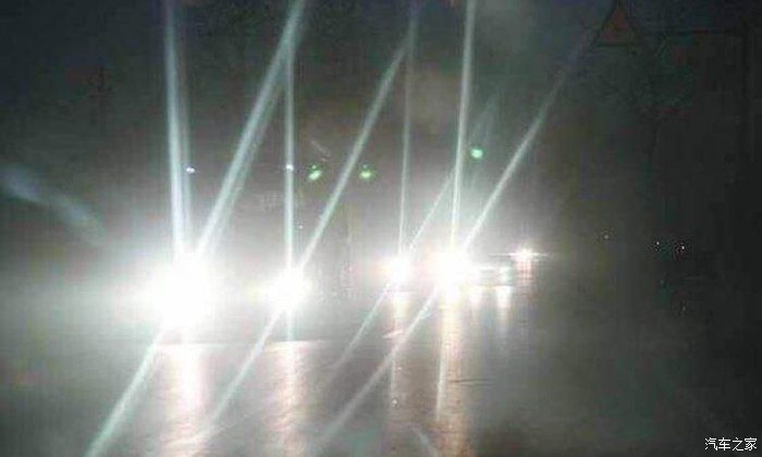  高速：高速上一直开着远光灯？交警：最好别再开车，害人害己！
