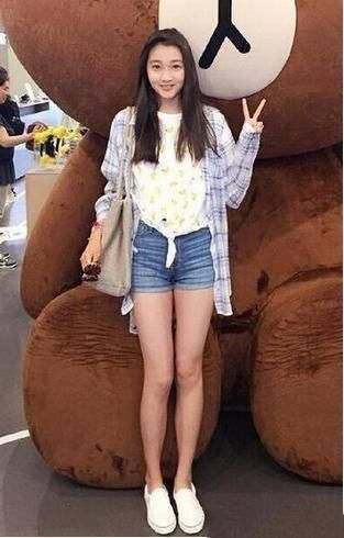 看了周洁琼的双腿,再看看关晓彤,才知道短粗腿和大长腿的差距