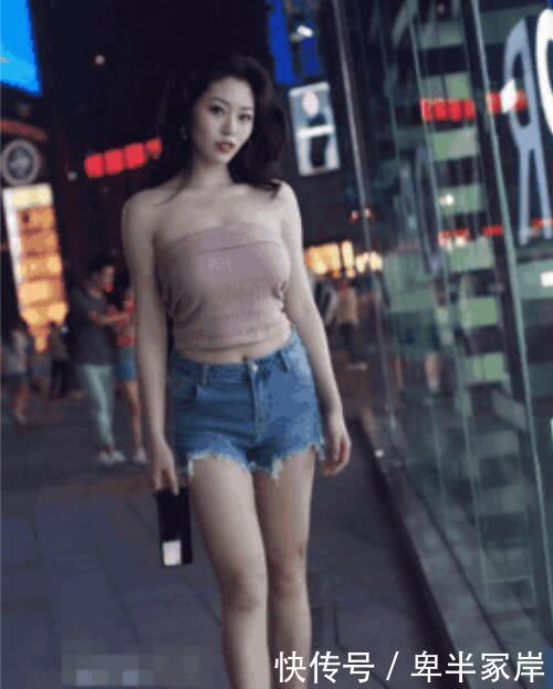  「超短裤」街拍：图4小姐姐穿紧身超短裤，香槟色抹胸性感，天生美人胚子！