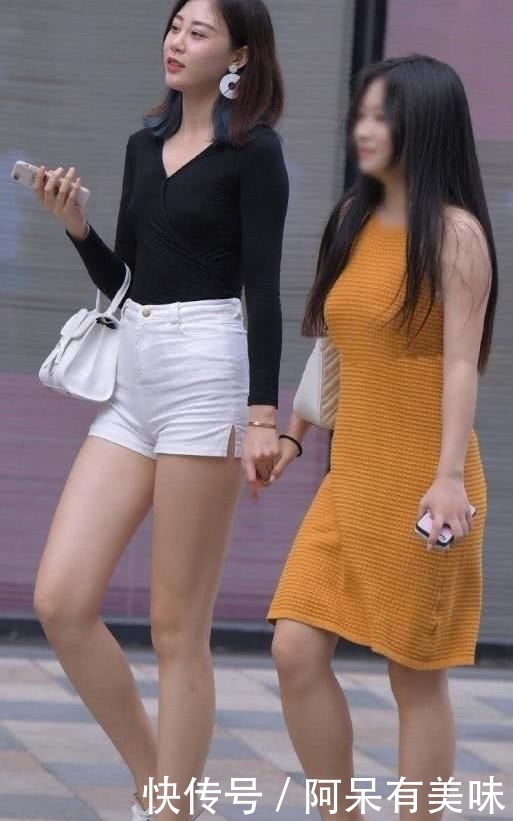 「小姐姐」闺蜜逛街 我穿高跟都比不上你穿平底+热裤, 这手牵着还有意思吗