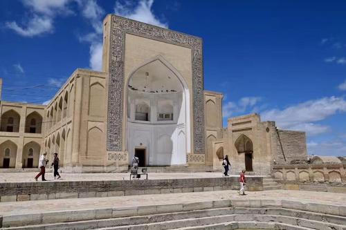 亚洲大陆唯一永久中立国，拥有丰富资源，外国人却难以进入