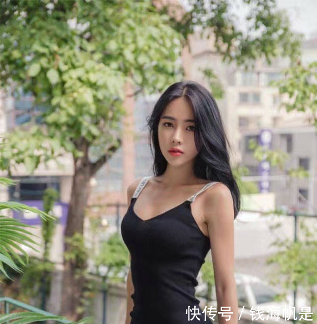 妖娆身材的小姐姐，穿搭紧身连衣裙凸显S曲线，非常的迷人