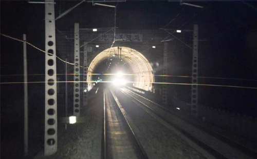 火车经过一些站时,为什么列车员会强制拉上窗帘?乘客说出了实情