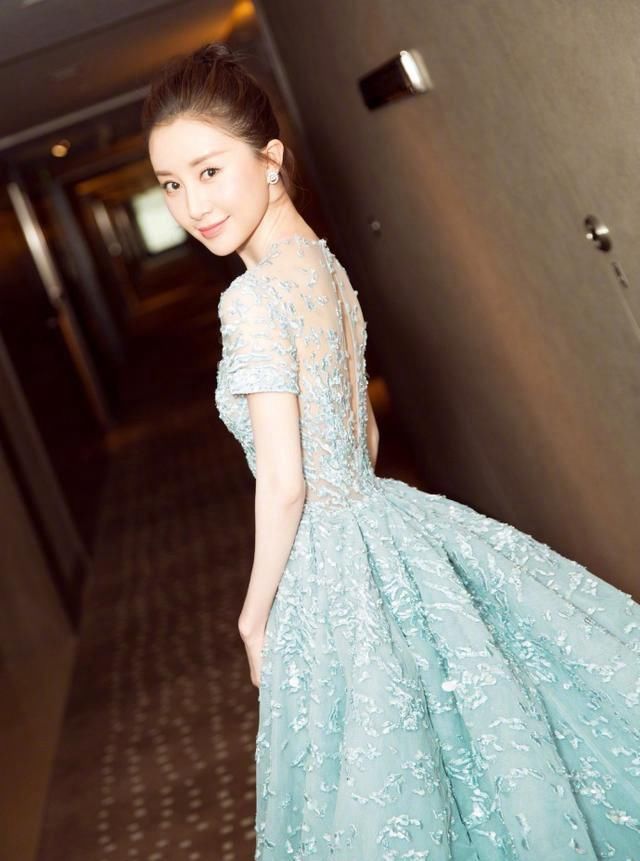 舒畅清新穿搭亮相，吊带粉裙搭配鱼嘴鞋，可女神的小细腰哪去了?