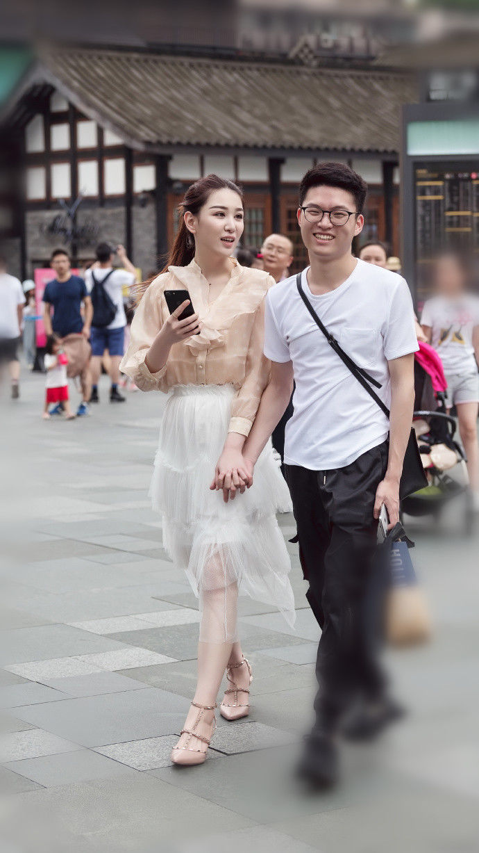 成都街拍，时尚个性的搭配，凸显傲人曲线，女生凹造型修身显瘦