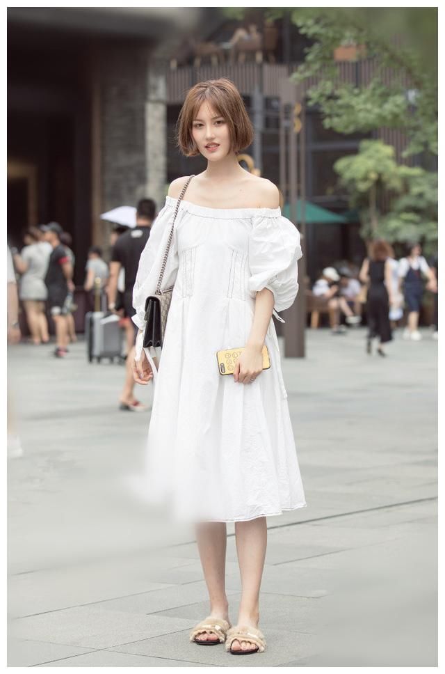 街拍:性感低胸上衣搭配蓝色牛仔裤，成熟少妇韵味十足