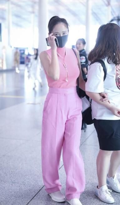 张韶涵穿背心的身材对比陈乔恩反差太大，再也不敢疯狂减肥了