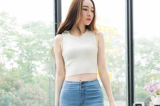 修身的牛仔裤，柔软高弹的面料，轻盈时尚的造型，非常的修身美体