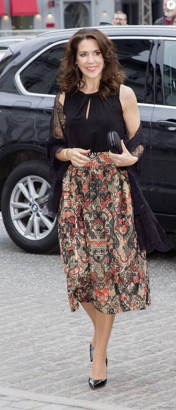 丹麦王储妃参加时尚活动，印花裙很有女神范，优雅赶超凯特王妃