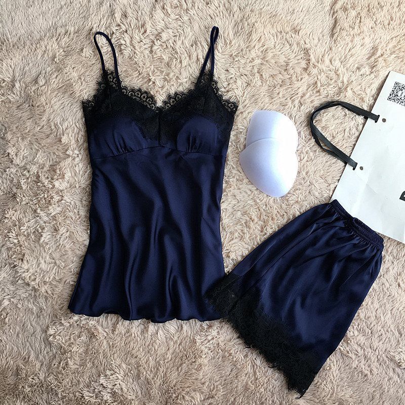 女人展现性感美的时候，就是穿吊带睡裙