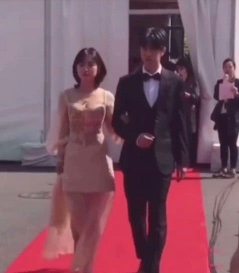 「生人」沈月王一博红毯挽手走,看到两人背影后,不愧是“生人勿碰”王一博