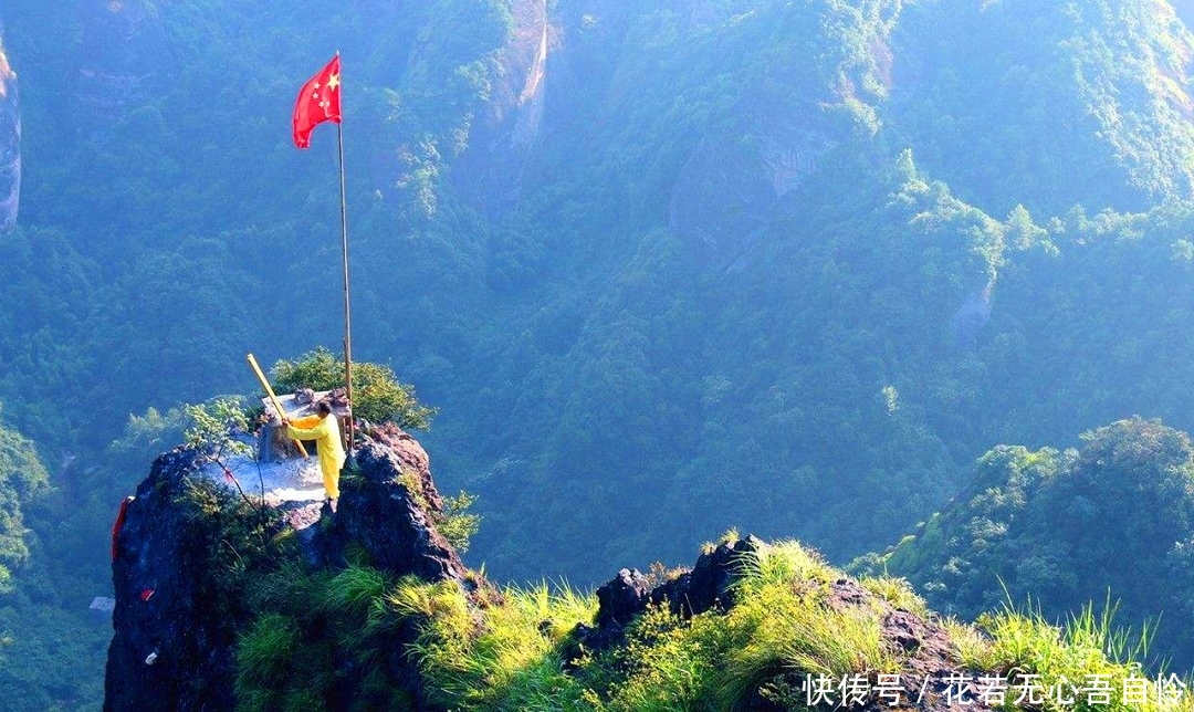 男子每天替人烧“龙头香”，往返于10厘米宽悬崖上，月入10万！