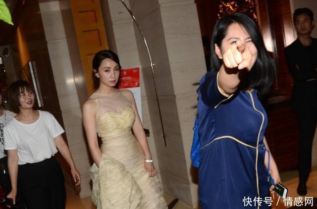 陶虹这样穿衣太尴尬，裙摆长的走不动道，把女助理都急红了眼！