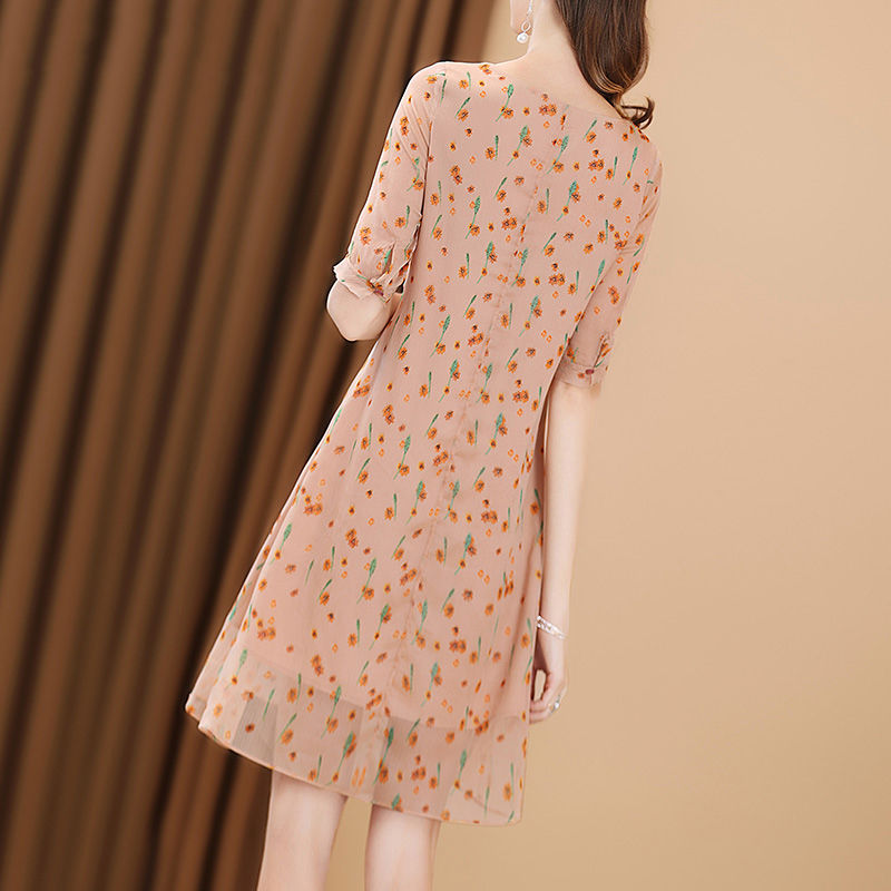 女人一过40,打扮的时尚点,推荐这高级素雅裙,美的风采迷人