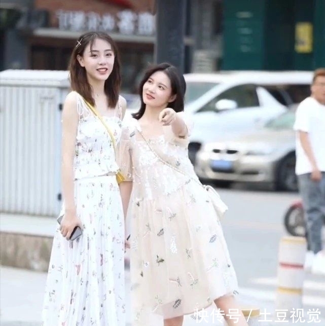  「真甜」有一种闺蜜装，叫“即使我比你矮，裙子仍可以换着穿”，真甜