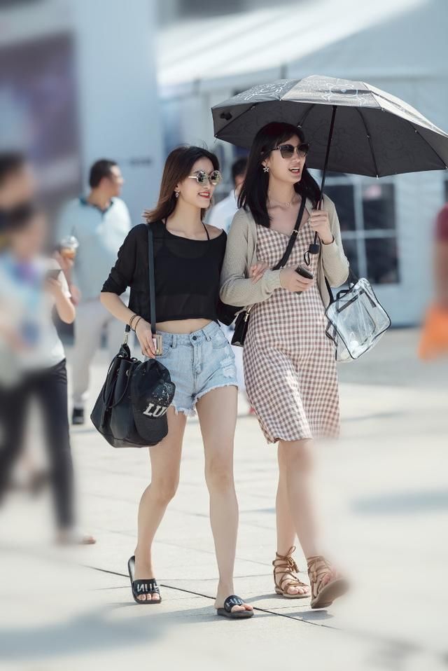 街拍 东莞今年夏季很流行吊带连衣裙，配上饰品，这么穿很美