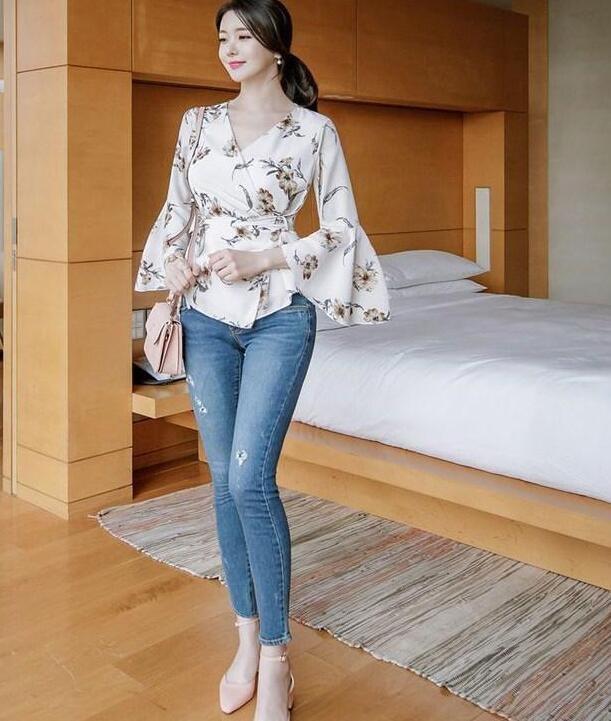 彰显傲人身姿的弹力牛仔裤，时尚新颖，美丽减龄！