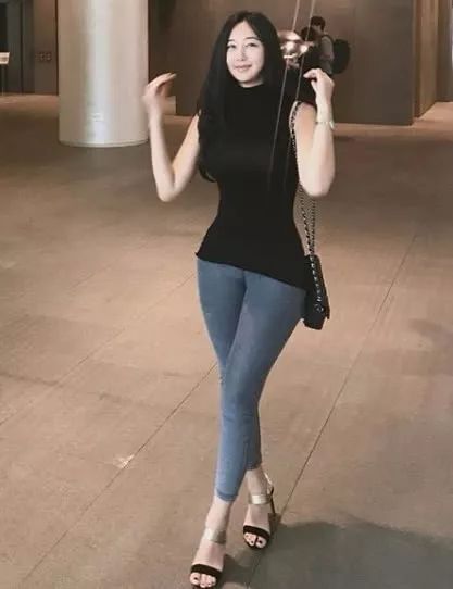 她虽长相一般,“微胖”身材却媲美卡戴珊,一双“粗腿”尽显魅力