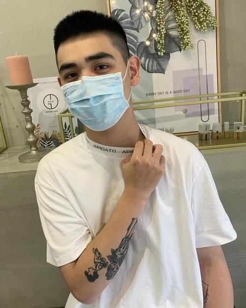  试试：男生“不烫不染”的发型，试试这几款，剪完时髦又帅气