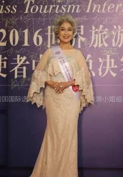  时装周：69岁成为世界旅游小姐选美冠军，惊艳纽约国际时装周，美不分年龄
