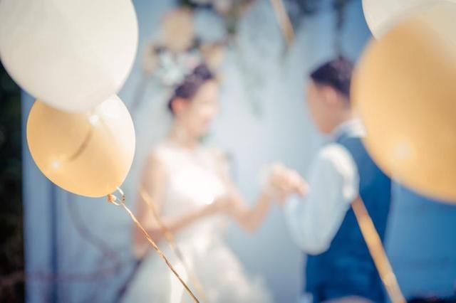  绸缪：婚礼行业正复苏：哭鼻子的新娘又开始筹备结婚，不少商家正绸缪打折获客……