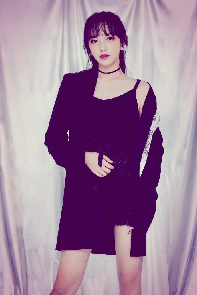 程潇穿上大牌毛衣性感得都快认不出来了，看大长腿就知道是练过的