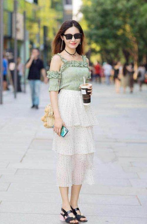 路人街拍，小姐姐身穿裸色连衣裙，配上红红的唇色，很是性感迷人