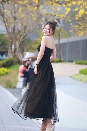 #身穿#路人街拍,小姐姐身穿黑色的纱裙,特别的有美感