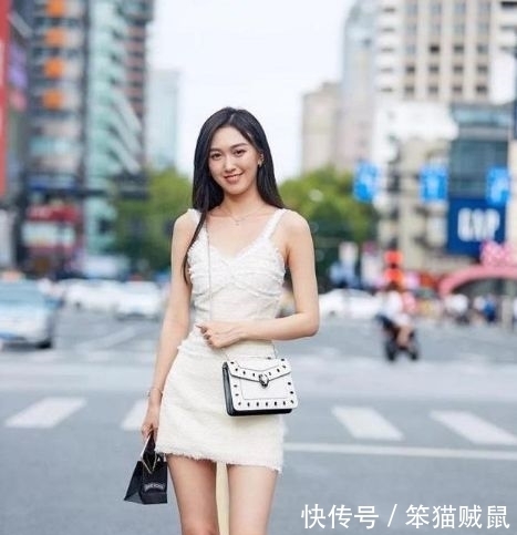  『带笑』街拍：美女白色穿修身短裙，身姿曼妙，眉眼带笑