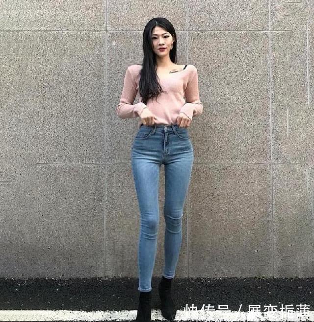 「低调」紧身牛仔裤小姐姐,穿出时尚大气好身材,低调又有朝气!