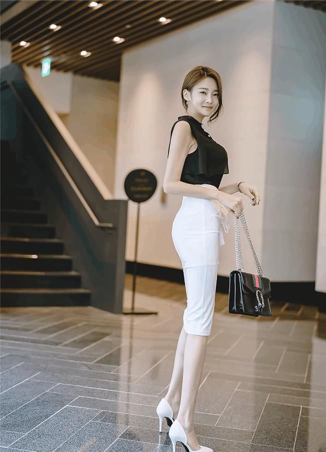 『 开叉』白色包臀开叉半身裙, 尽显美女的优雅气质，黑色经典无袖衬衣,