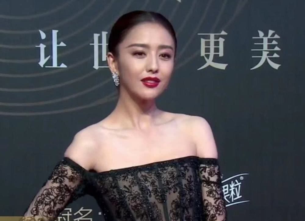 生图■郑爽甜美，热巴镜头前拉高抹胸太率真，生图来了：赵丽颖成熟
