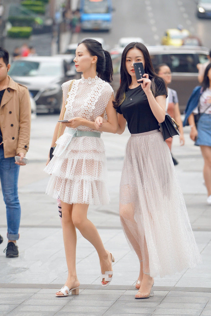 街拍路人，高贵端庄的一字肩穿搭参考，让你引爆时尚新潮流