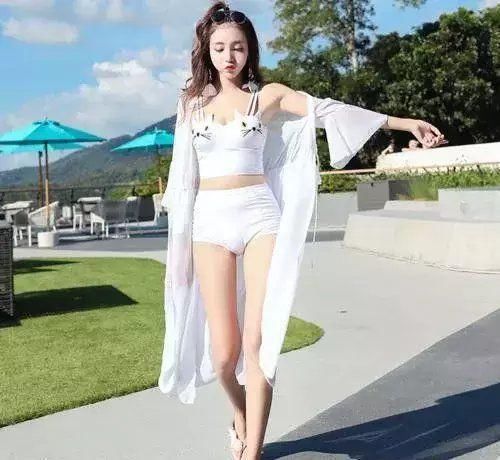 比基尼泳衣小姐姐，秀出好身材，妩媚动人！